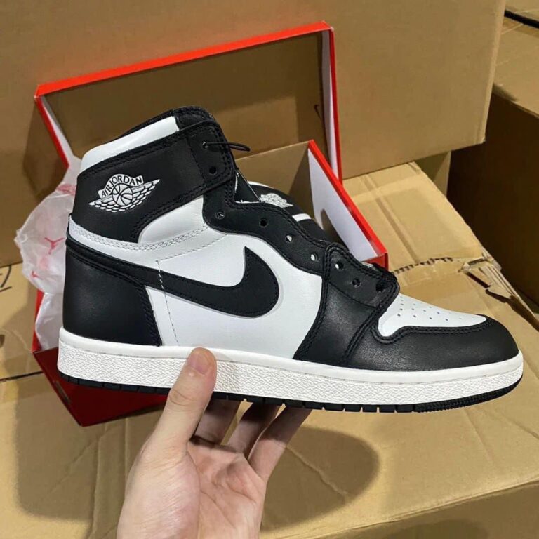 Authentic Nike sneakers - Image 2